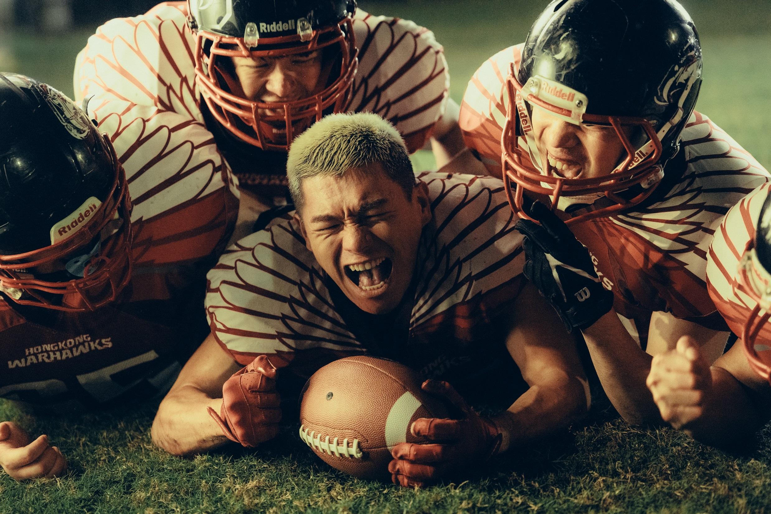 柯煒林在《秒速八公里》MV化身心臟有問題的美式足球員,演繹勵志鼓舞的故事。