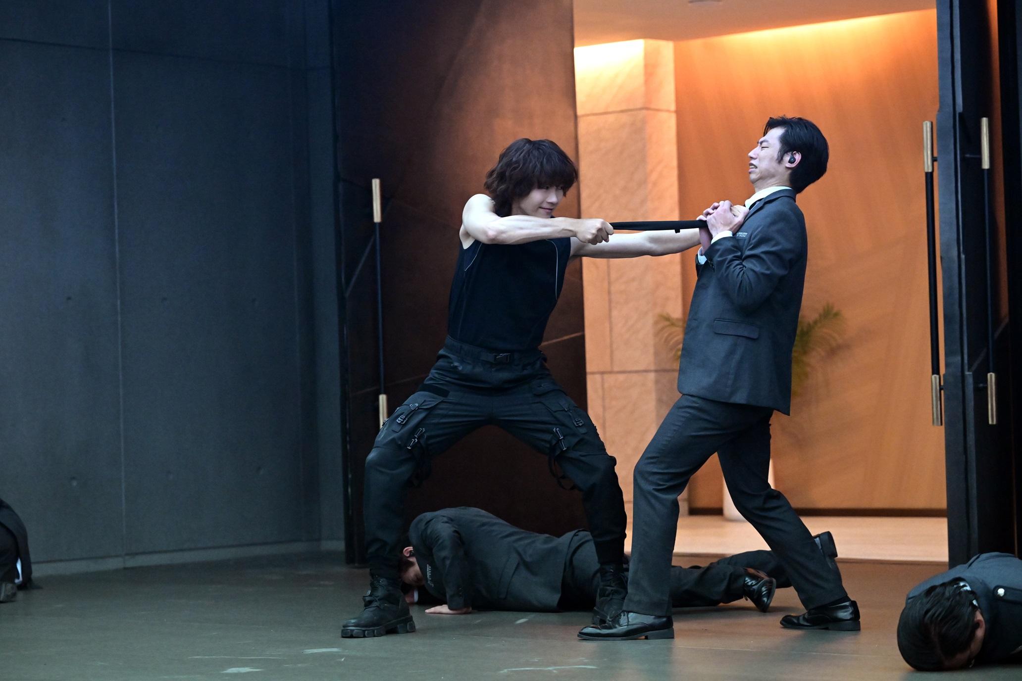 MIRROR首次齊齊拍動作戲,是難忘的體驗。(《12怪盜》劇照)