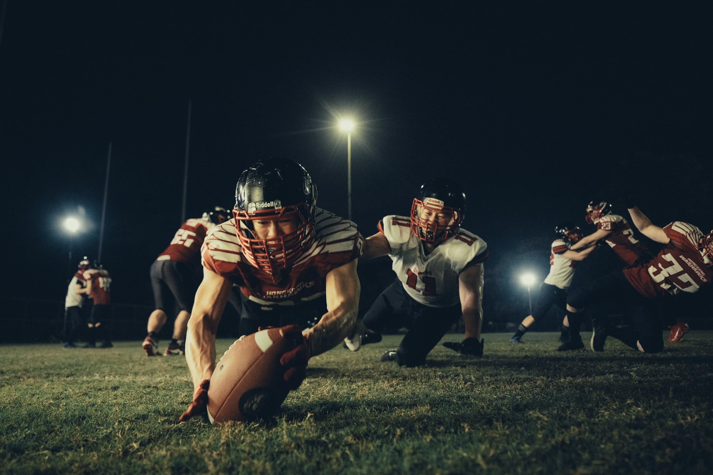 柯煒林在《秒速八公里》MV化身心臟有問題的美式足球員,演繹勵志鼓舞的故事。