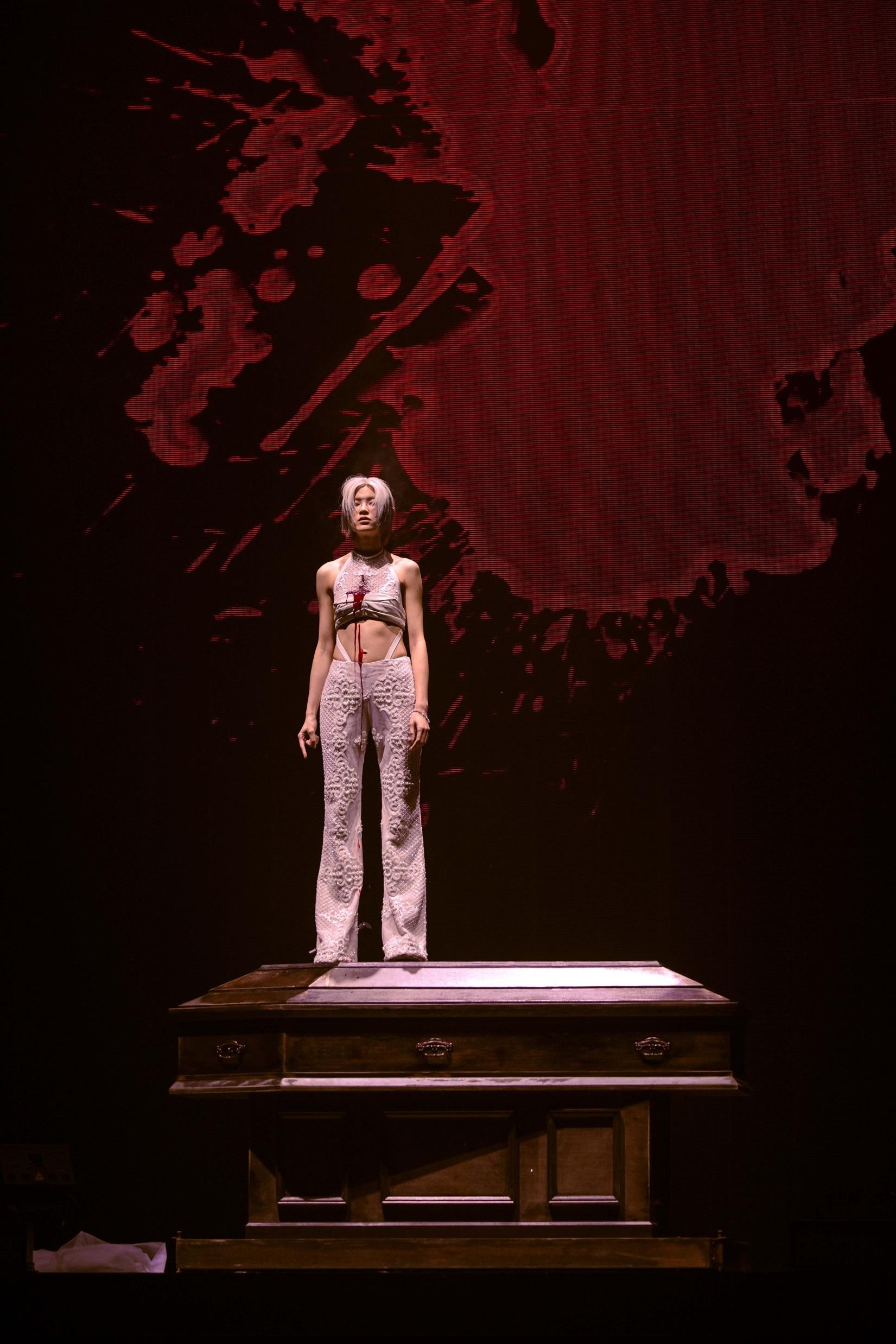 陳蕾穿染血衣服唱歌。