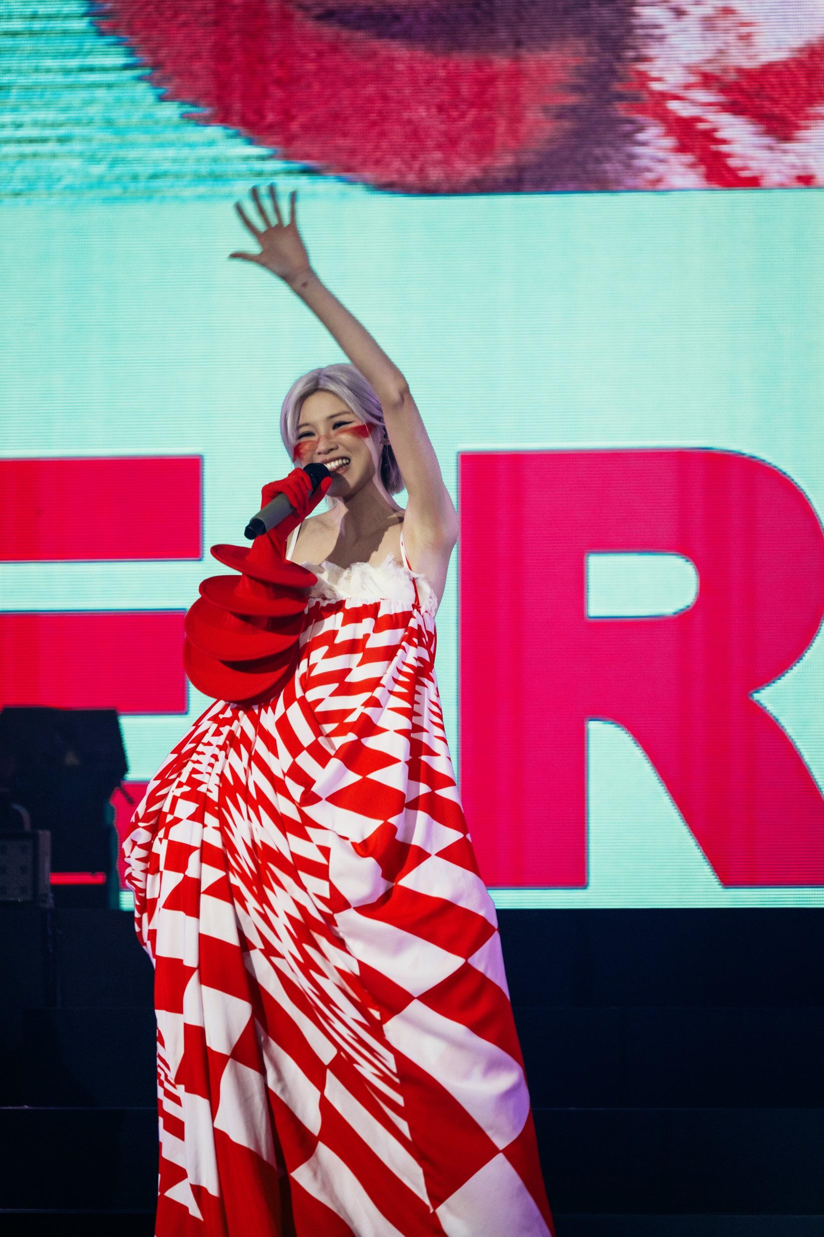 陳蕾穿上紅白格仔裙,少女味十足。