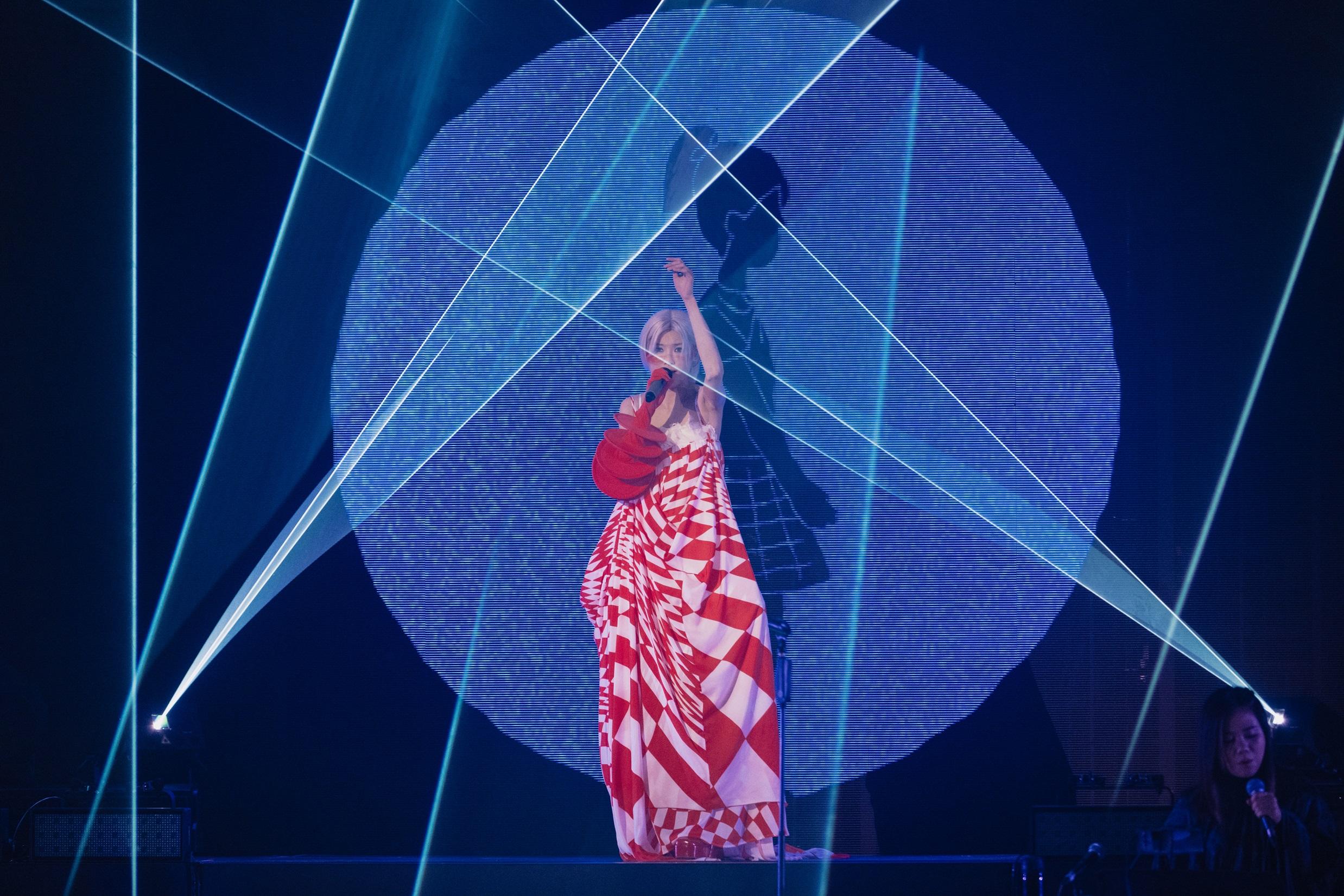 陳蕾穿上紅白格仔裙,少女味十足。