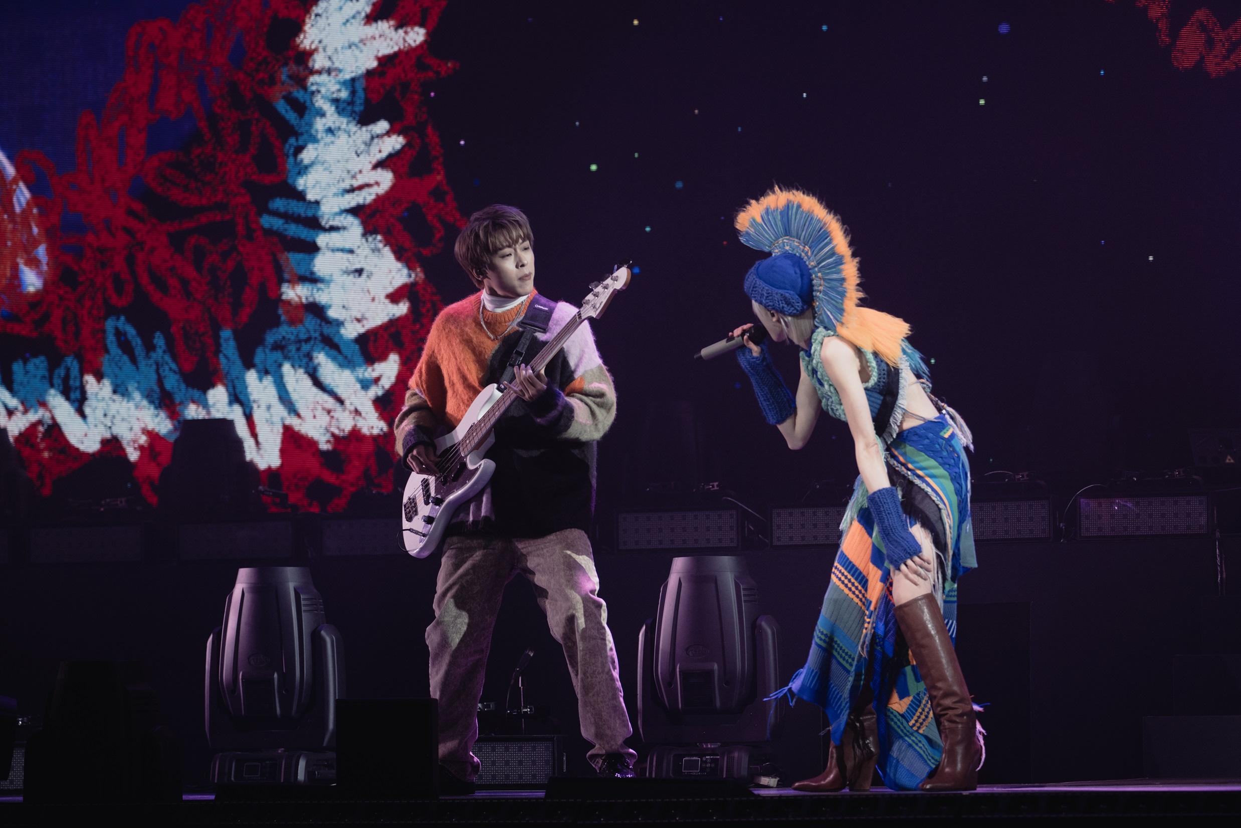 陳蕾唱《伸縮自如的愛》時請來《造星V》囝囝做嘉賓,Kim負責彈Bass。