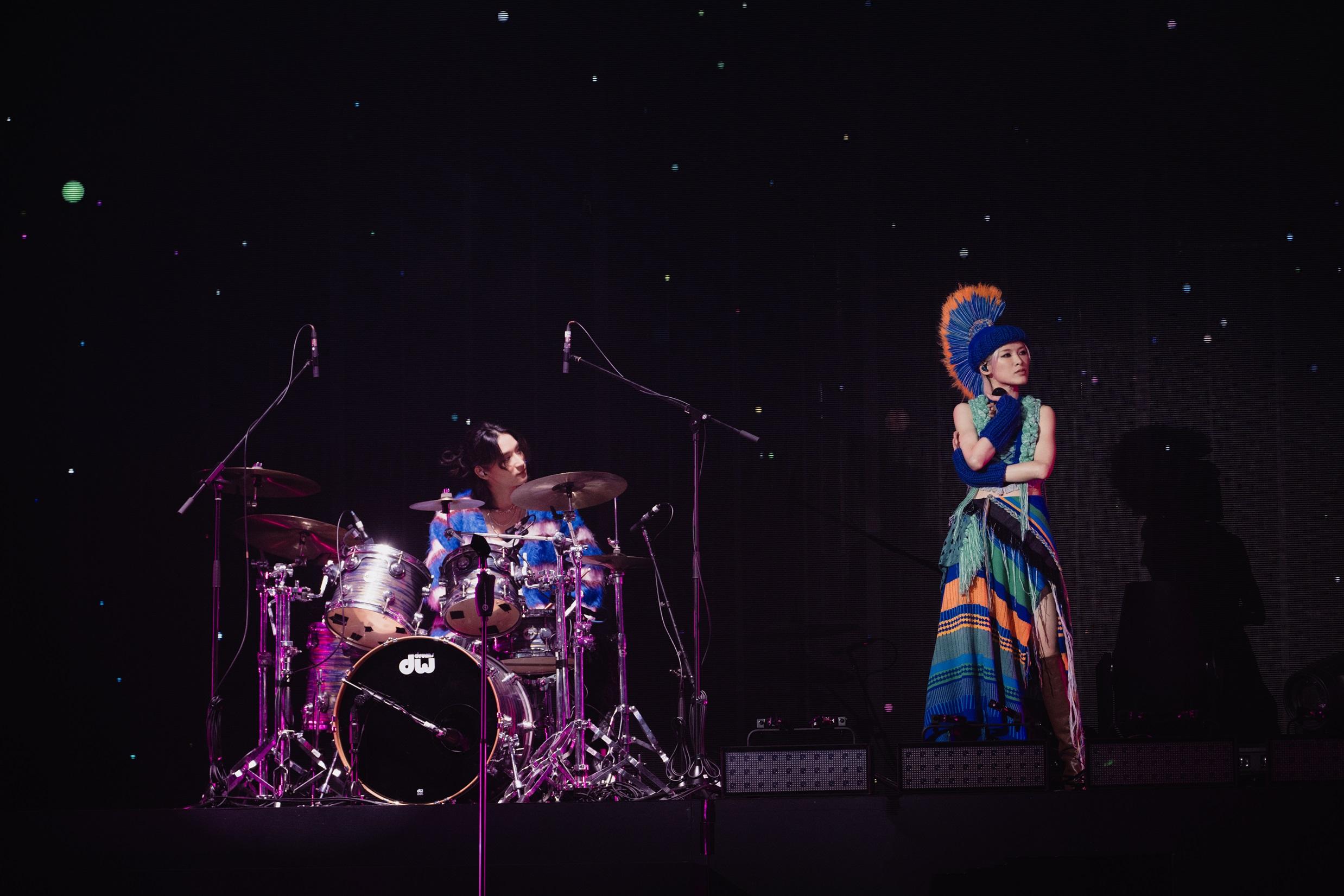 陳蕾唱《伸縮自如的愛》時請來《造星V》囝囝做嘉賓,Nathan負責打鼓。