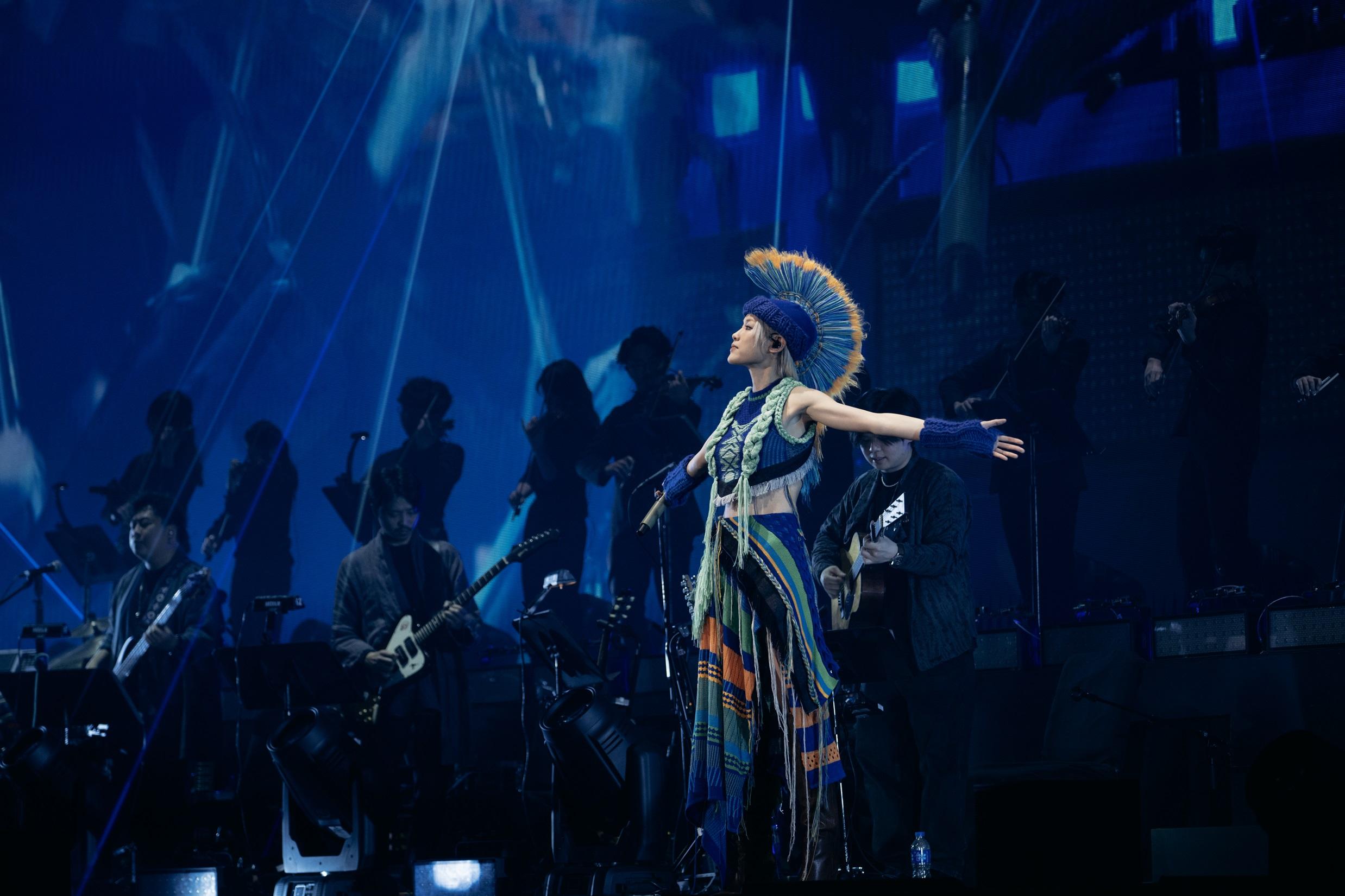 陳蕾穿上她最愛的針織民族風服飾。