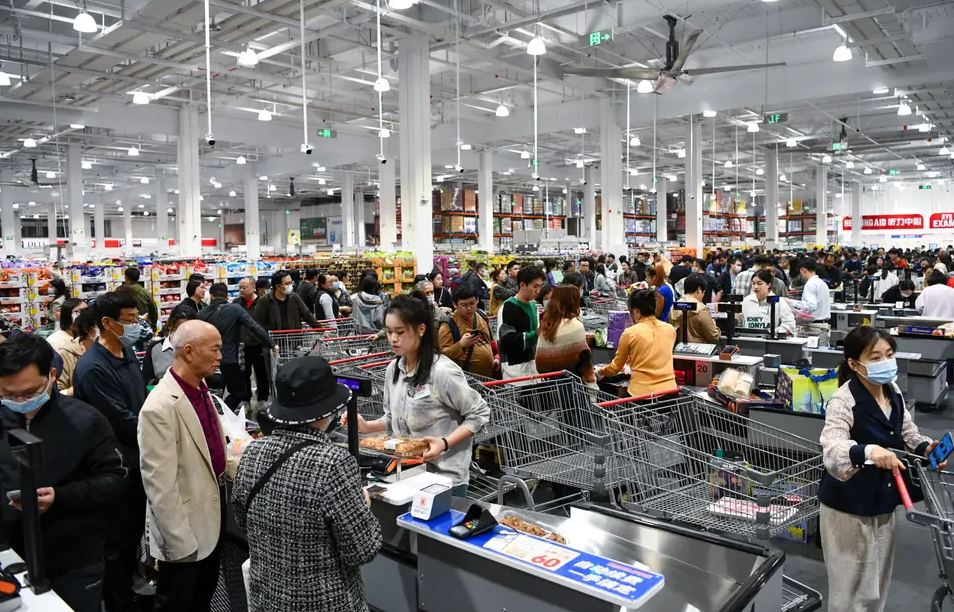 美國會員制連鎖超市Costco深圳旗艦店1月中旬開幕,吸引不少港人「跨境朝聖」。(新華社資料圖片)