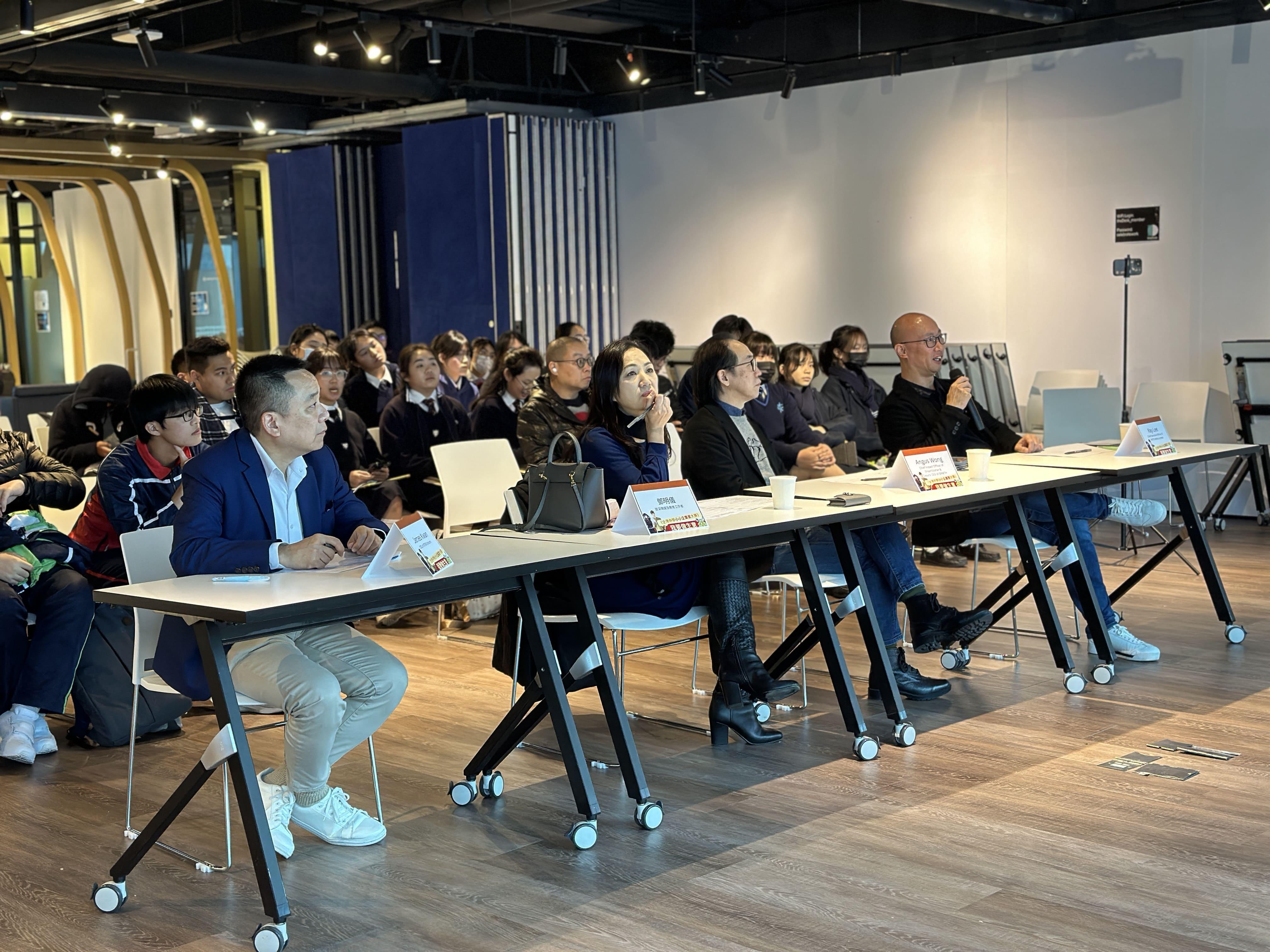 評審時段 - (左起)STEM Unicorn 行政總裁 James Kwan、資深傳媒及教育工 作者鄧明儀、DreamStarter 計劃總監及 GRWTH 副行 政總裁 Angus Wong、 AM730 Media 行政總裁李相雄先生