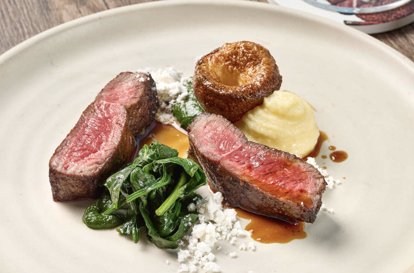 經黑安格斯牛與和牛雜交草飼優化生長的里背肉,切割面如大理石紋,口感細嫩入口散發油花,投入獨特難忘的味覺享受。