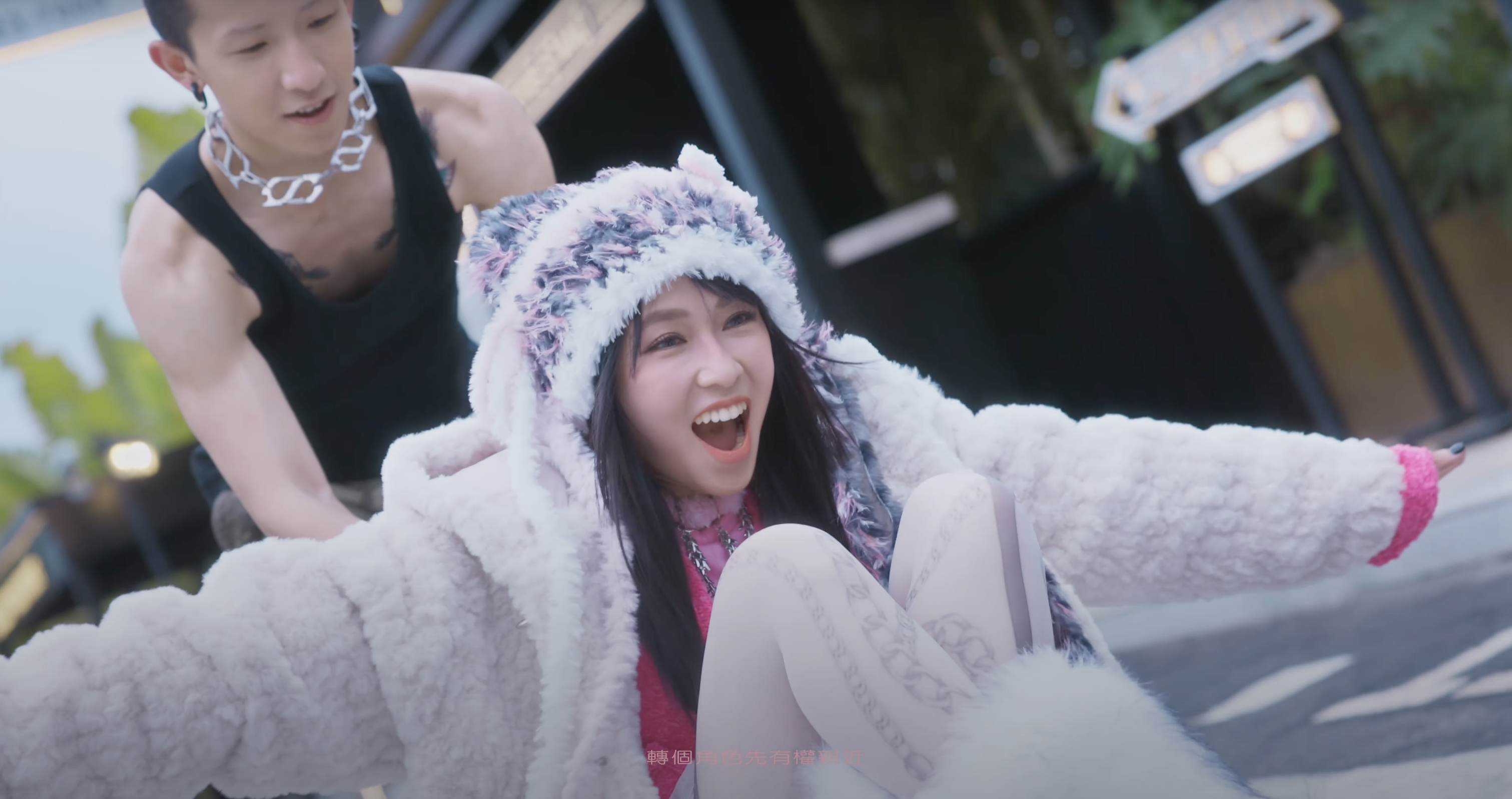 新歌《不是你的形狀》已公開MV。