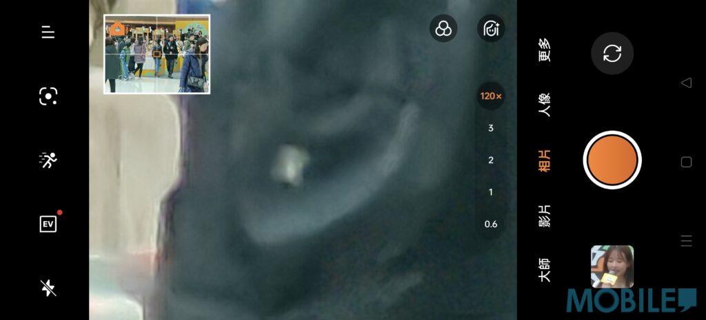 在進行 15x 或以上數碼變焦時,系統會自動顯示輔助對焦子畫面