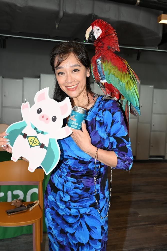 郭秀雲帶鸚鵡出席活動,望大眾多接觸同認識。