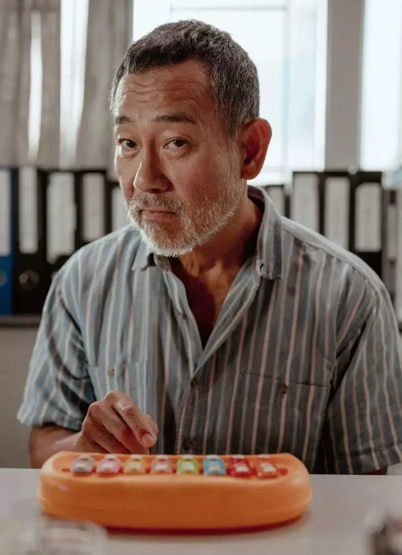 林保怡在《白日之下》演視障院長,形神俱備。