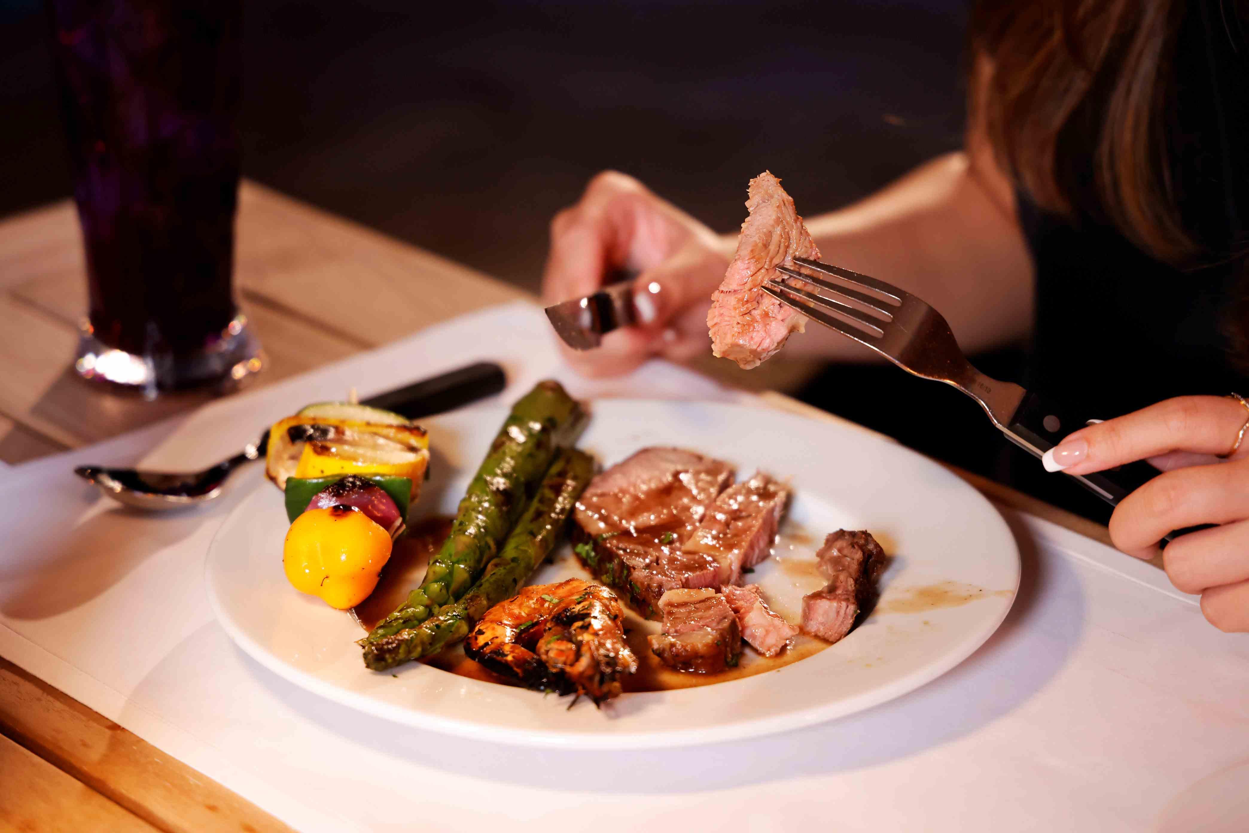 露天池畔餐廳燒烤自助晚餐