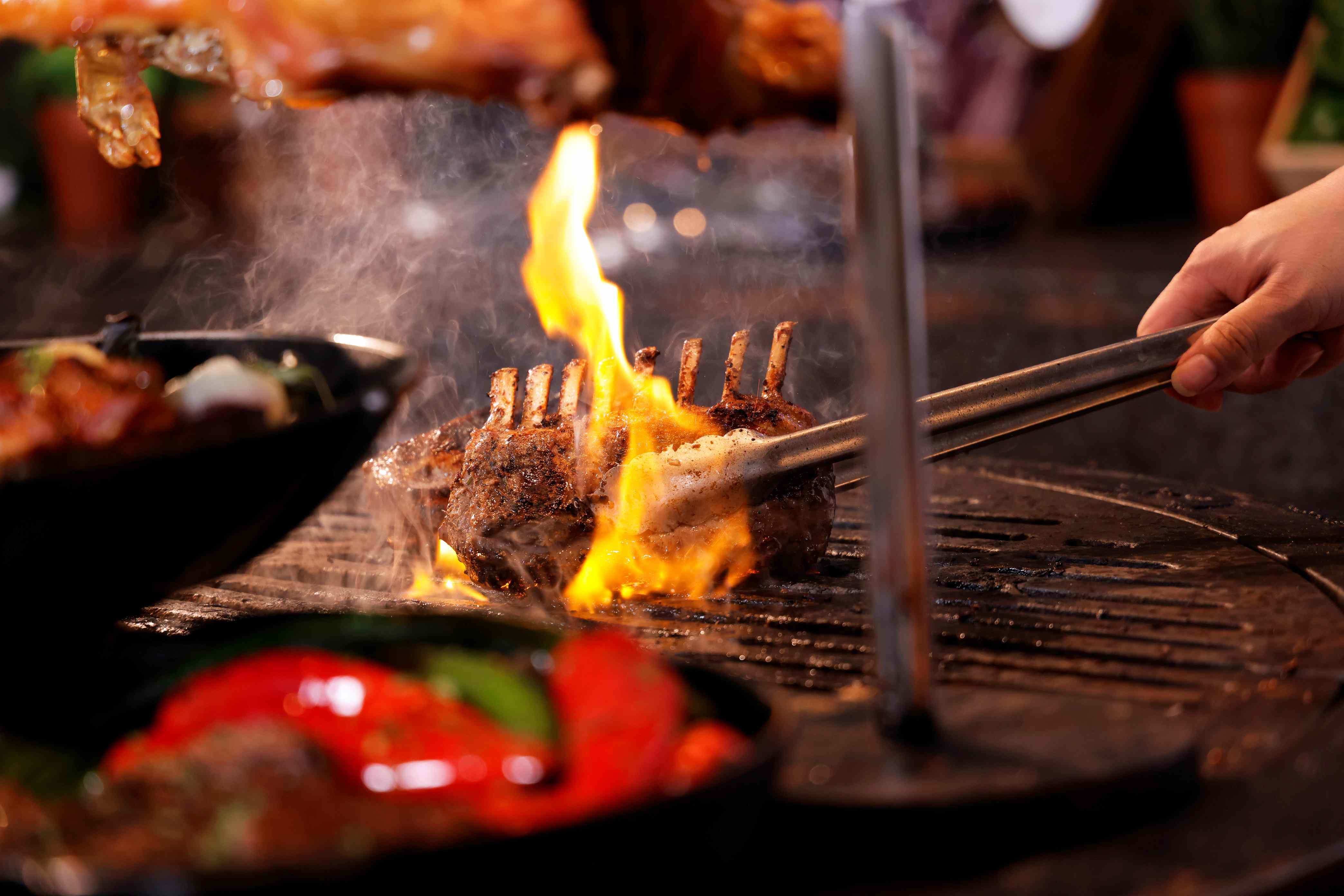 露天池畔餐廳燒烤自助晚餐