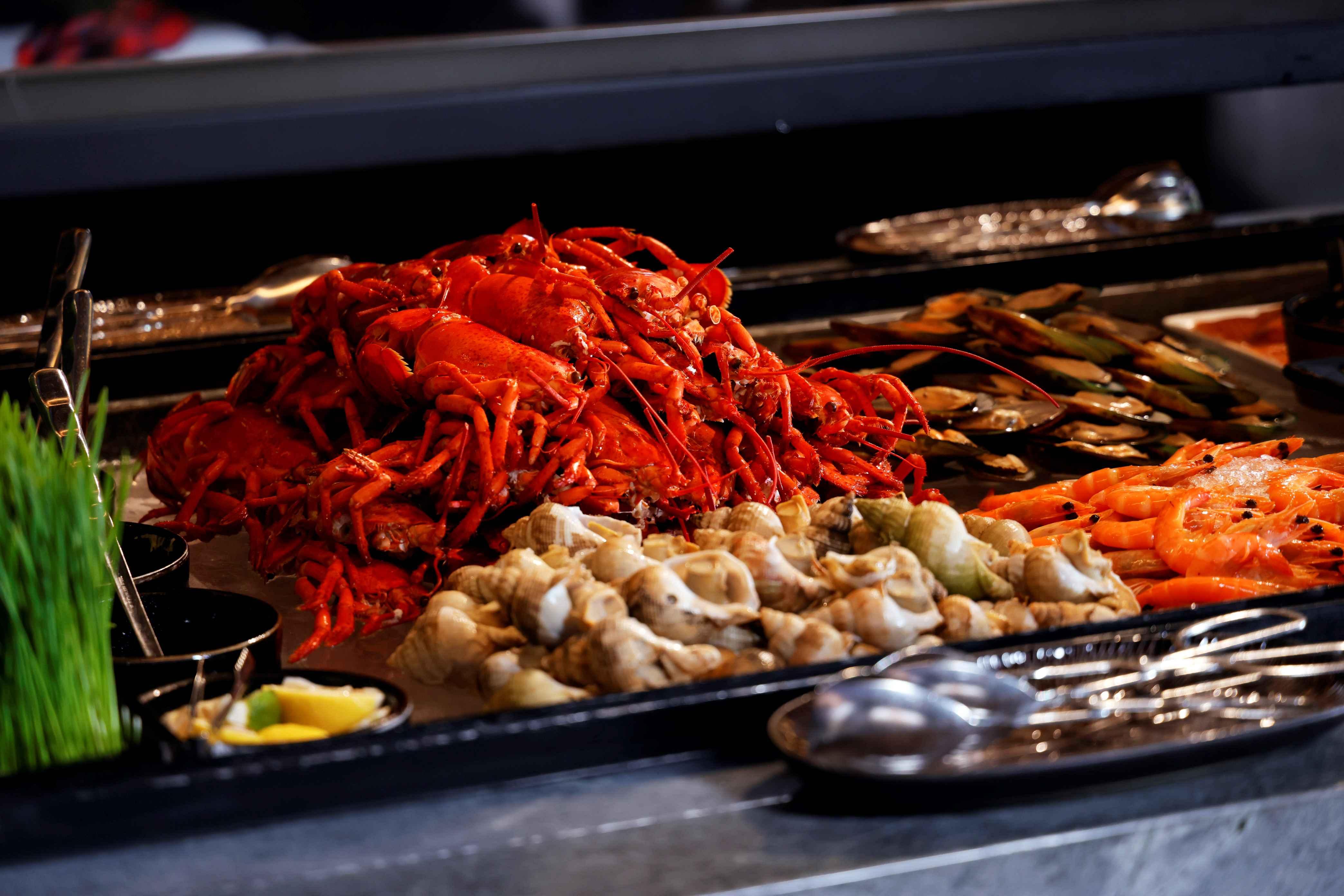 露天池畔餐廳燒烤自助晚餐