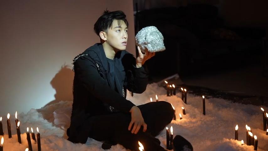 MC張天賦新碟《TREBLE》走暗黑風格,找來設計師按其面型設計專屬面具。