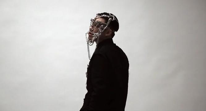 MC張天賦新碟《TREBLE》走暗黑風格,找來設計師按其面型設計專屬面具。