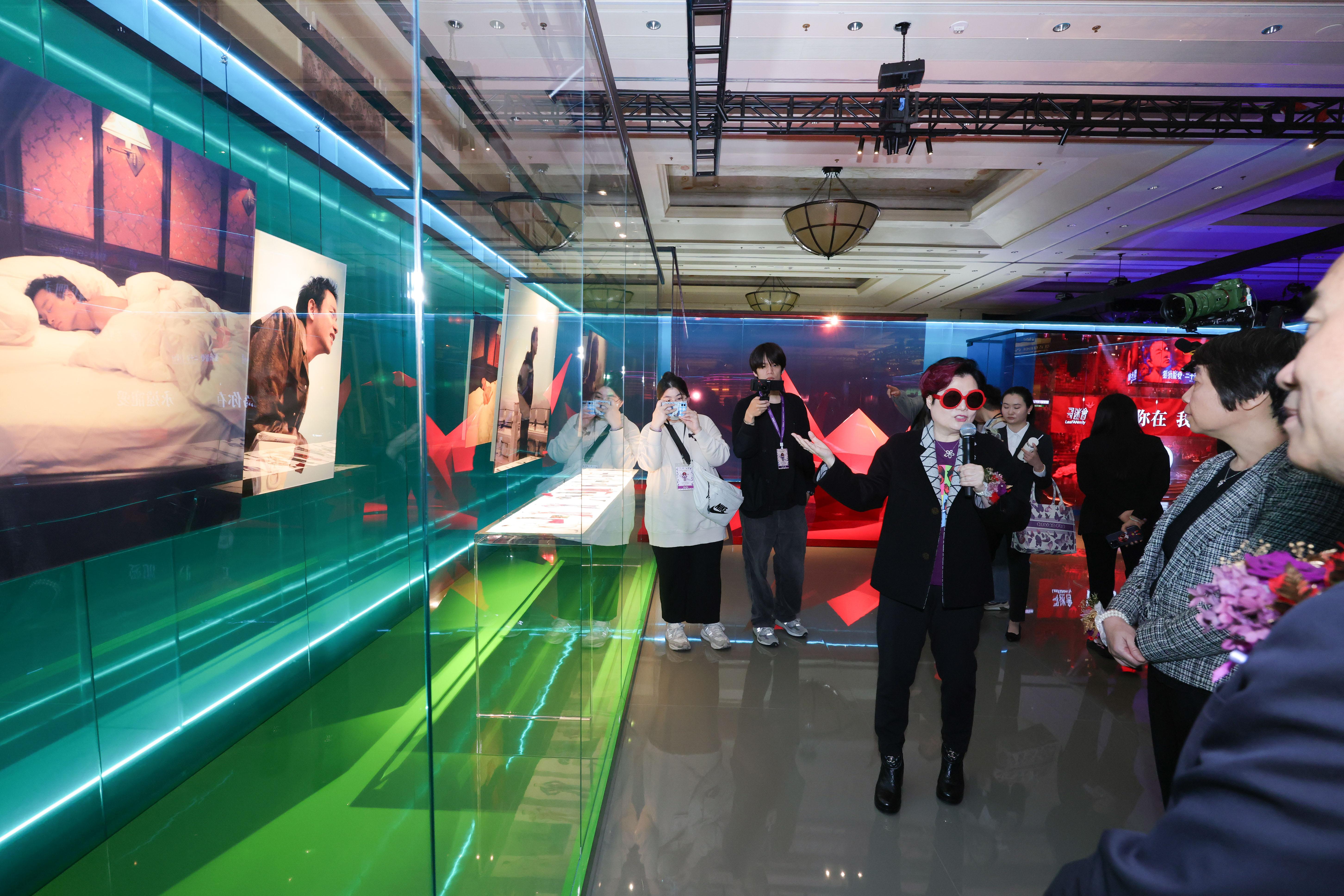 「陳淑芬.星星相識50年.紀念展」昨日假澳門倫敦人舉行開幕儀式。