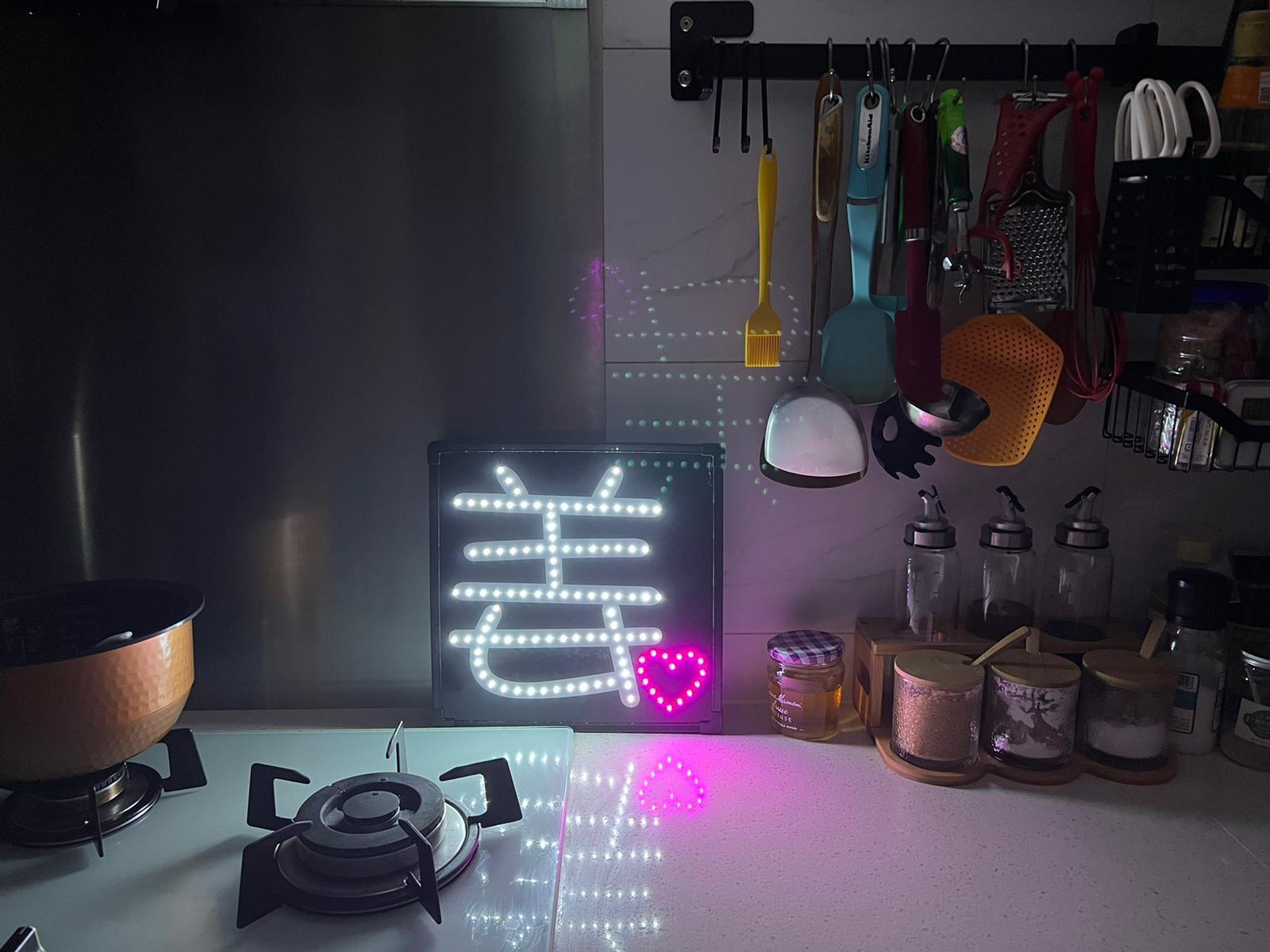 當晚有鏡粉在家中亮起姜濤燈牌照。(資料圖片)