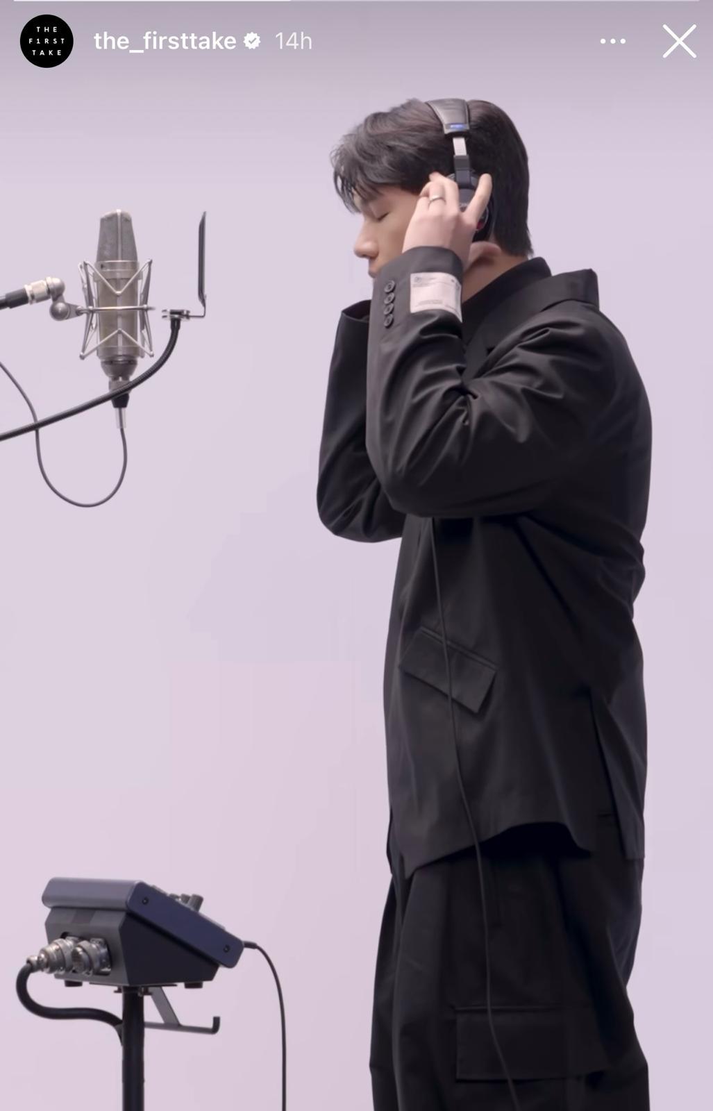 林奕匡戴起耳筒後先拉拉筋放鬆一下,說了句「OK, I’m ready」。