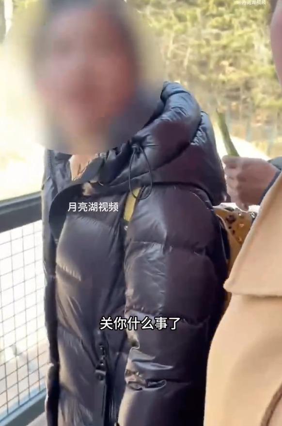 女子用飲料潑醒動物園老虎 被勸阻後反斥:關你甚麼事?