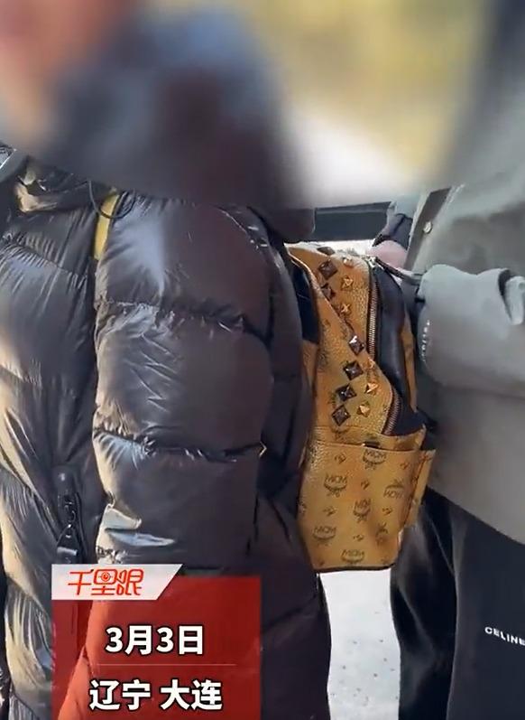 女子用飲料潑醒動物園老虎 被勸阻後反斥:關你甚麼事?