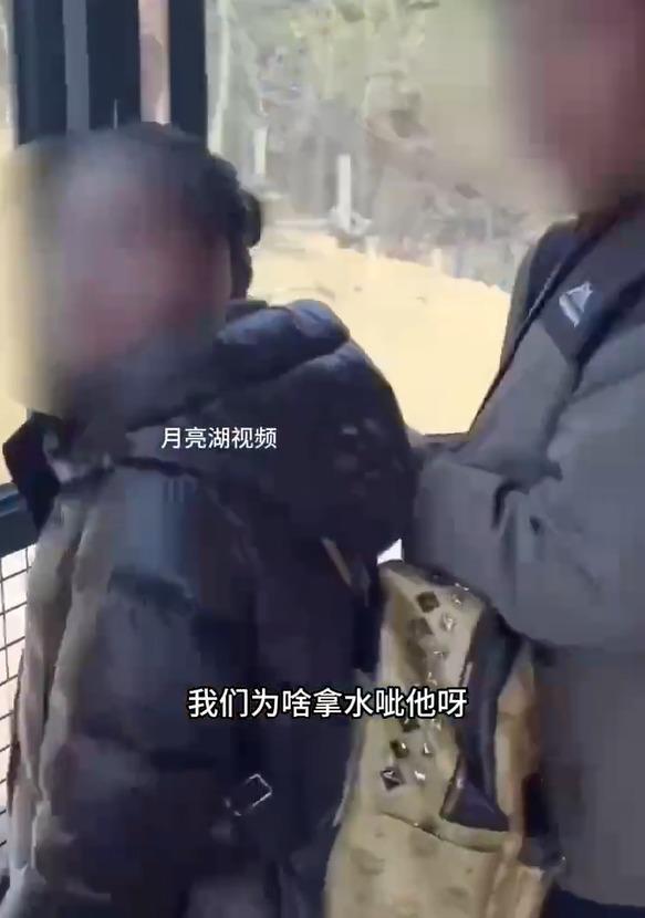 女子用飲料潑醒動物園老虎 被勸阻後反斥:關你甚麼事?