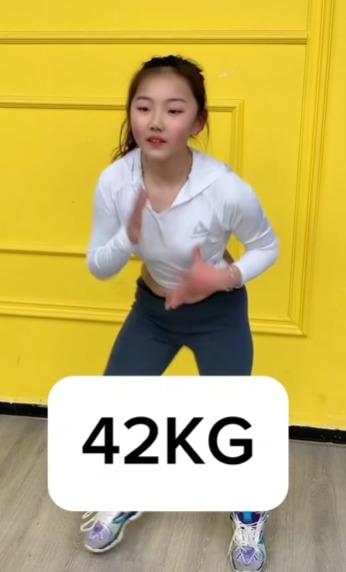 內地健身網紅「小師妹」自創的「超狂減肥操」,再減到42公斤(約92.6磅)