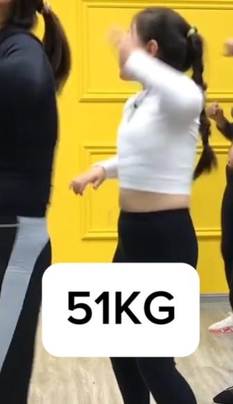 內地健身網紅「小師妹」自創的「超狂減肥操」,不久減到51公斤(約112磅)