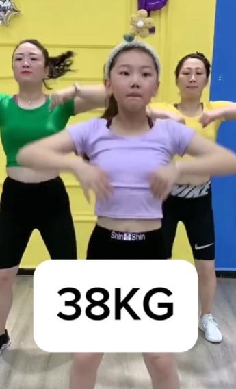 內地健身網紅「小師妹」自創的「超狂減肥操」,減到38公斤(約83.8磅)