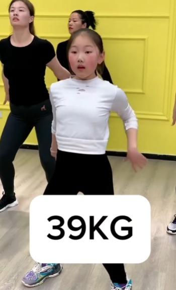 內地健身網紅「小師妹」自創的「超狂減肥操」,減到39公斤(約86磅)