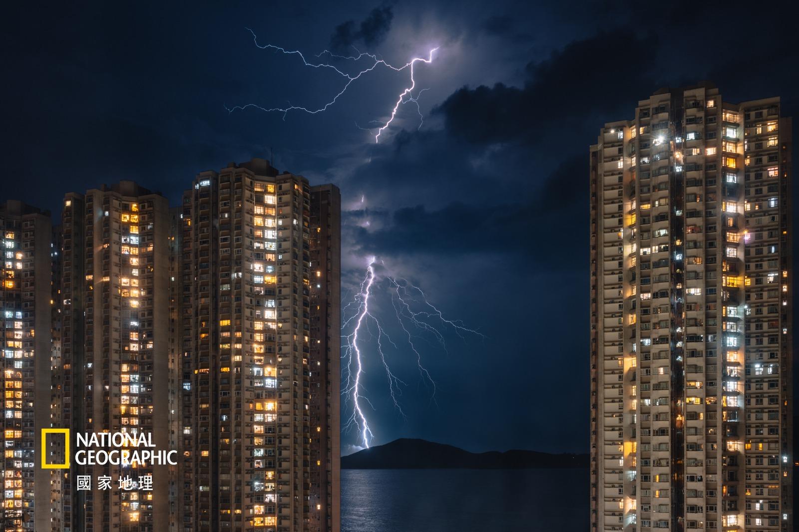 城市組佳作/得獎者:黃穗榮/作品名稱:雷電交織