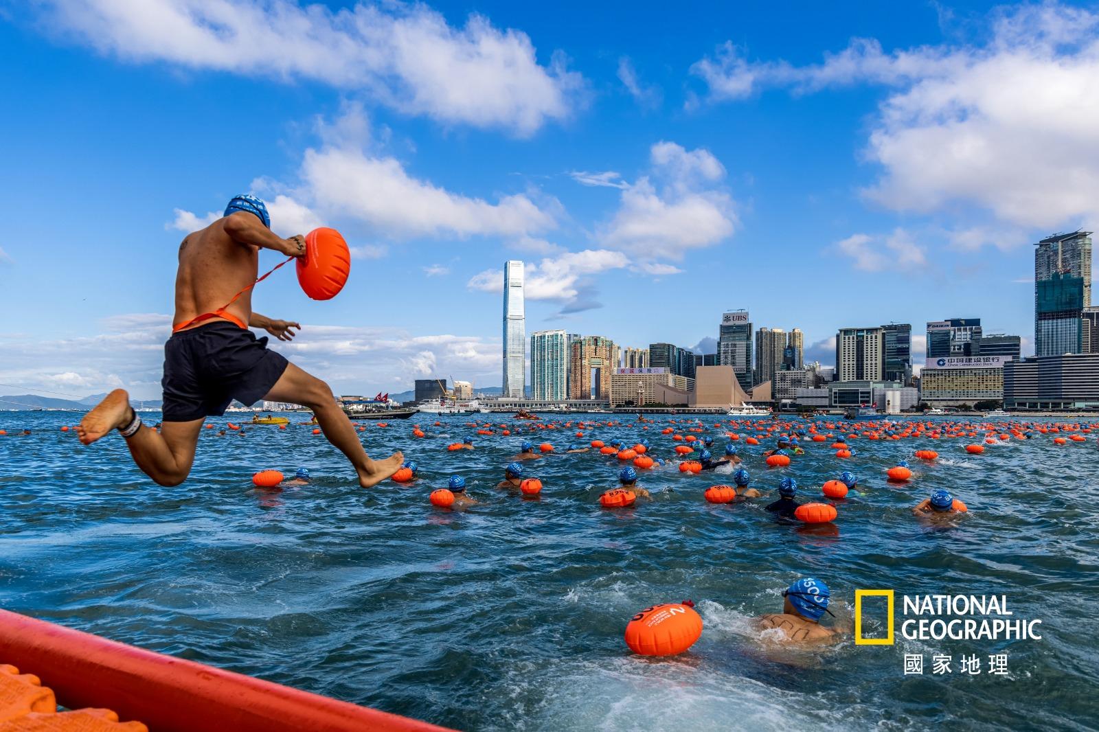 人物組冠軍/得獎者:隋彪/作品名稱:維港渡海泳