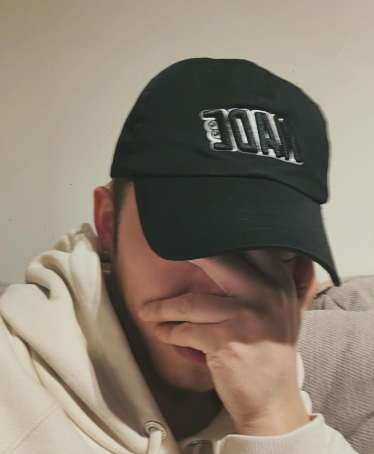 Edan上載發現劇透歌名的低頭遮臉的沮喪自拍照。