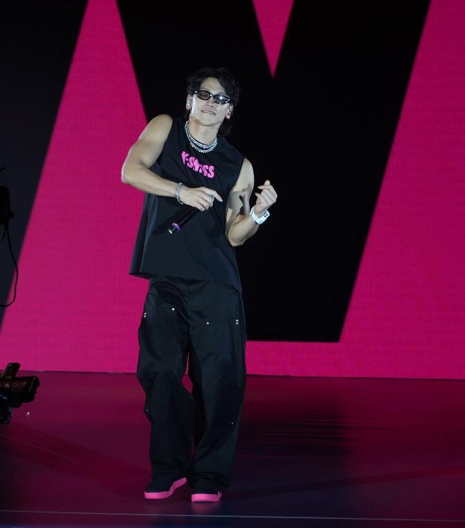 韓國天王級歌手Rain鄭智薰於澳門出席K.SWISS旗艦店開幕活動,即席演唱。