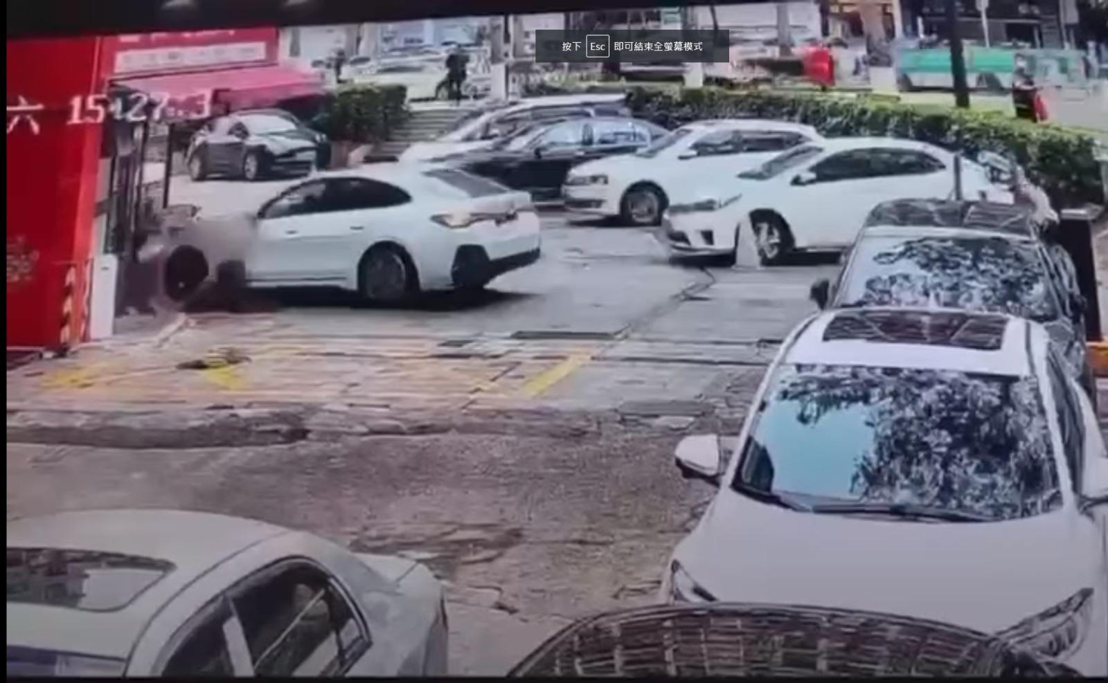 寶馬私家車駛入停車場閘口後直沖粥店。(fb:港车北上保險-陽光保險影截圖)