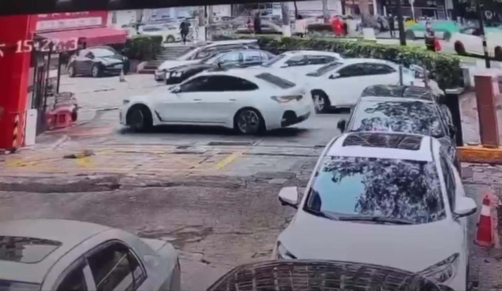 寶馬私家車駛入停車場閘口後直沖粥店。(fb:港车北上保險-陽光保險影截圖)