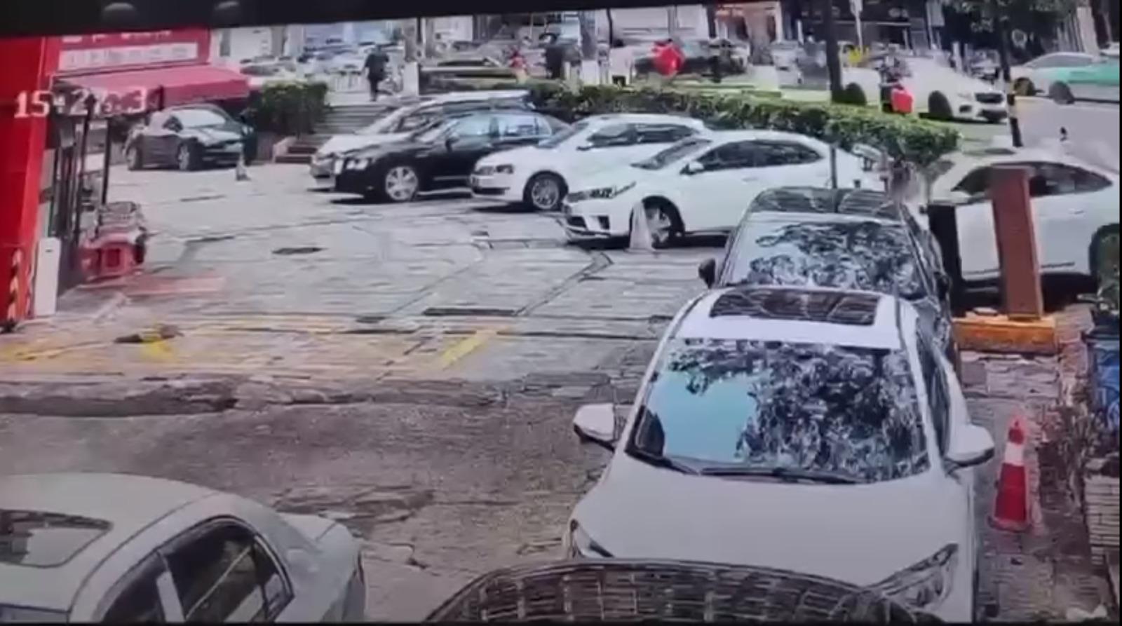 寶馬私家車駛入停車場閘口後直沖粥店。(fb:港车北上保險-陽光保險影截圖)