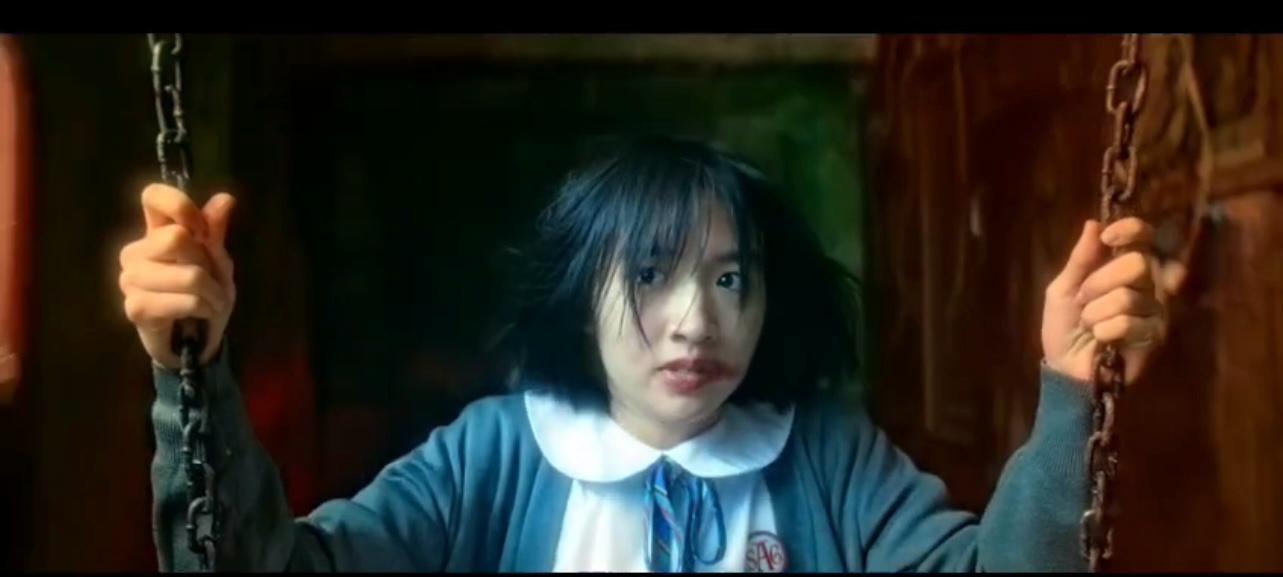 許恩怡在《贖夢》血紅大嘴盪鞦韆。(預告片截圖)