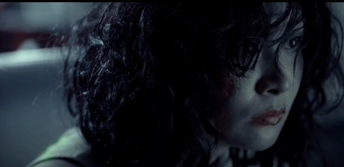 陳法拉在《贖夢》以鬼魅造型演瘋婦。(預告片截圖)