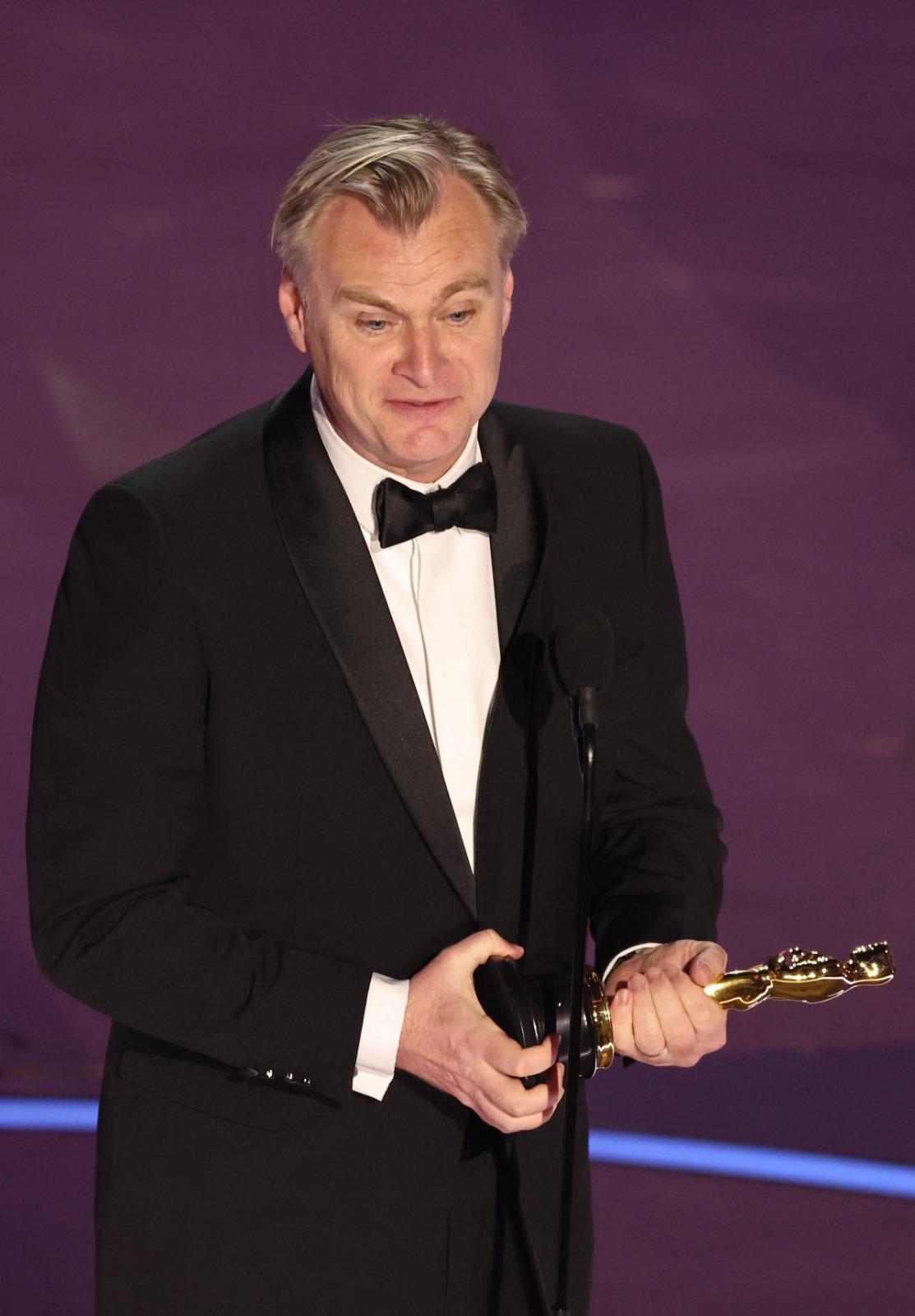 奧斯卡2024,基斯杜化路蘭(Christopher Nolan)憑《奧本海默》成為最佳導演。