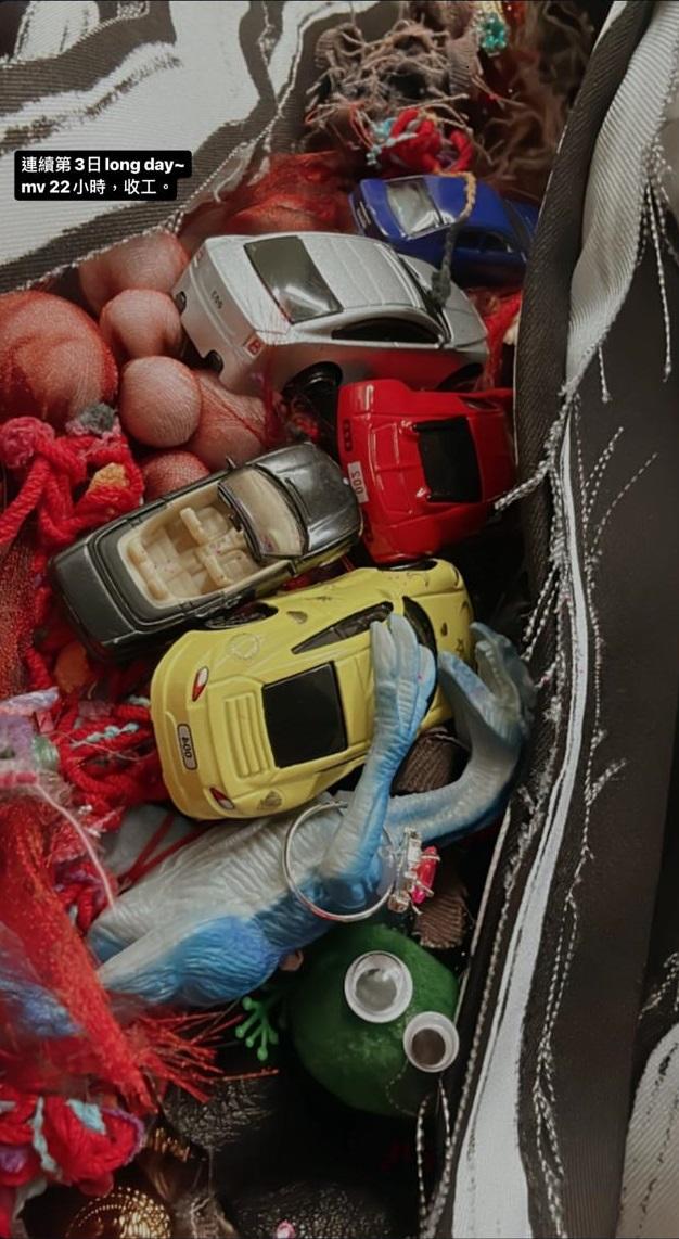 Jer柳應廷曾劇花了22小時拍新歌《筆觸男孩憂鬱之死》MV,當時他劇透了掛滿身的玩具。