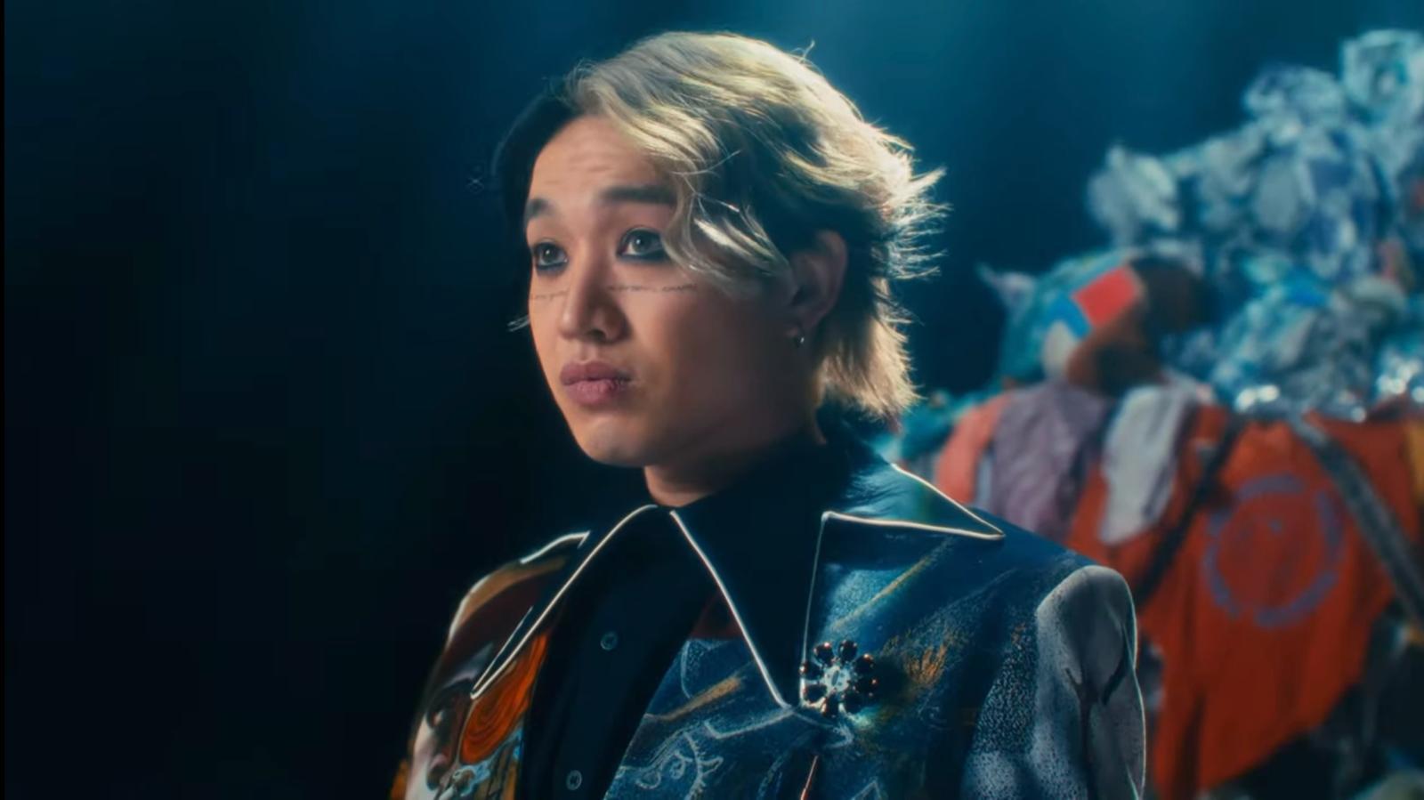 Jer以怪誕造型拍《筆觸男孩憂鬱之死》MV,臉上寫在「the moon guides to fortunate escapes」。