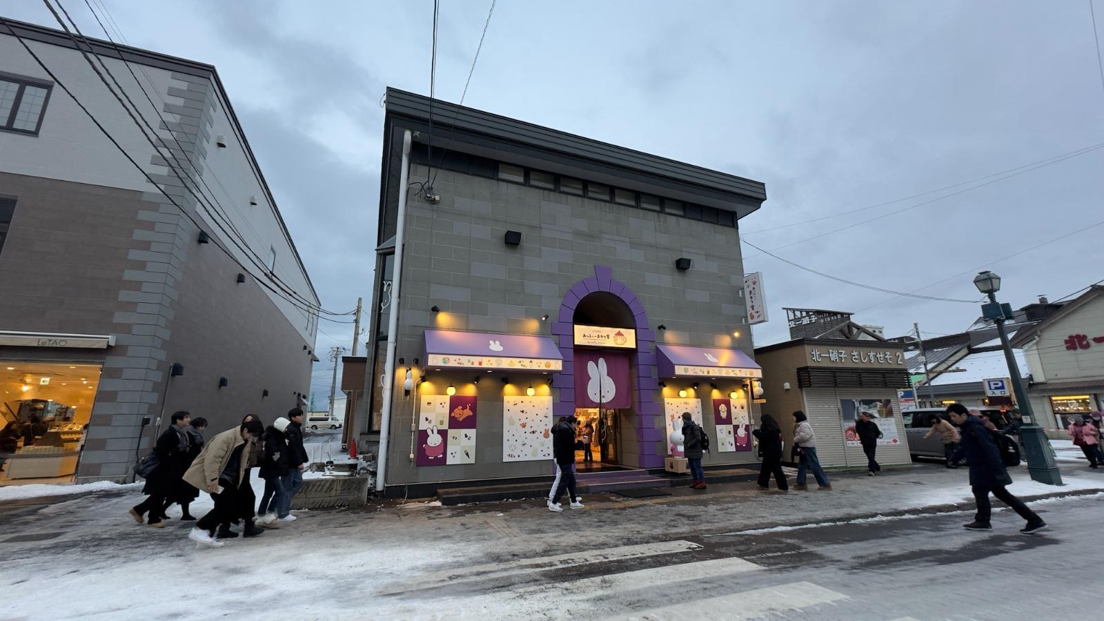 石屋外看似長了一對眼睛,就是Miffy みっふぃーおやつ堂 小樽店。(圖:日本見)