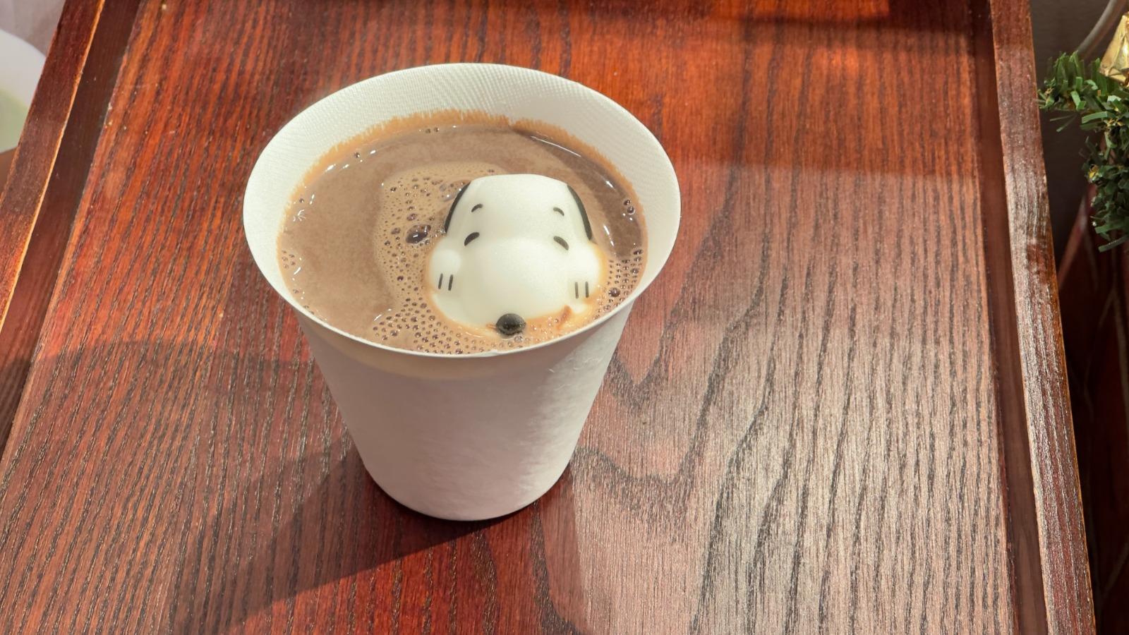 小樽店限定的朱古力熱飲,有一塊慵懶的史諾比綿花糖浮游,除了溫暖也很療癒。(圖:日本見)