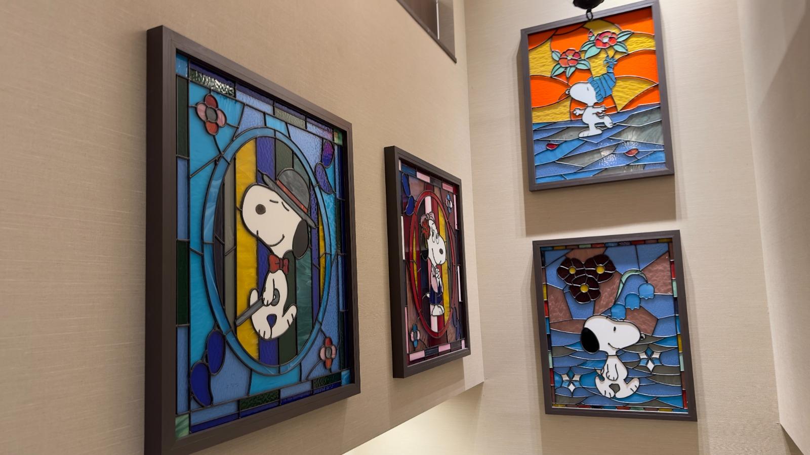 館內配合小樽的玻璃之城美譽,特別造了多幅史諾比玻璃畫。(圖:日本見)