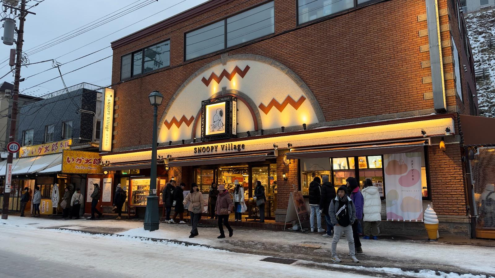 SNOOPY Village 小樽店去年4月翻新重開,加入更多日本主題的手信區。(圖:日本見