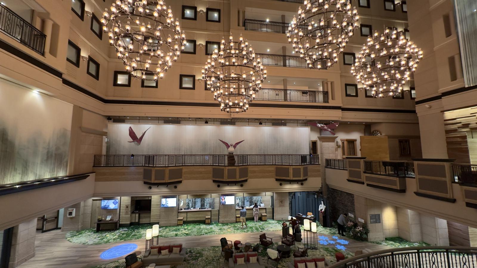 Club Med Kiroro Grand酒店大堂充滿歐陸情懷,不時邀請小樽及北海道手作職人來開辦攤位。(圖:日本見)