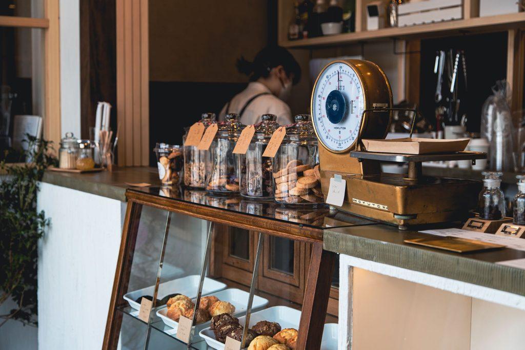 店內的黃銅秤鎊最有復古氣息,旁邊放滿售賣的自家烘焙的曲奇和鬆餅。(圖:おたるぽーたる)