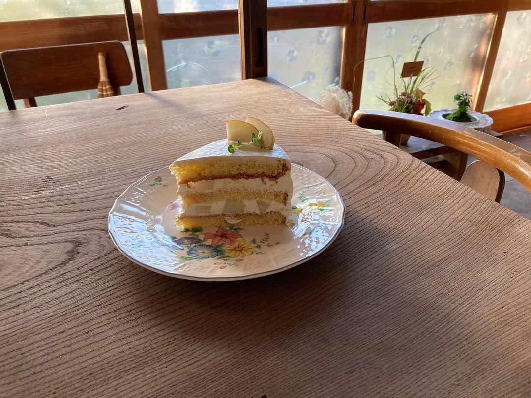 由店主親自製作的雞蛋布丁和水果蛋糕,都相當美味。(圖:喫茶 飴色)